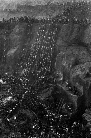 Sebastião Salgado - Serra Pelada - Workers - 1986